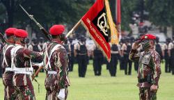KSAD Jenderal TNI Dudung Abdurachman Terima 3 Brevet Kopassus<