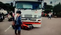 Nekat Nyalip, Pemotor Berboncengan Tewas Terseret Truk 50 Meter di Pantura Cirebon<