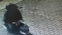 Terekam CCTV, Pria Berjaket Hitam Gasak Uang Kotak Amal Musala di Sukabumi