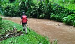 Cari Ibu-Anak Terseret Arus, Tim SAR Sisir Sungai Ciwangun Lembang KBB<