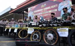 Jelang Nataru, Polresta Mojokerto Musnahkan 2.713 Botol Miras dan Knalpot Brong