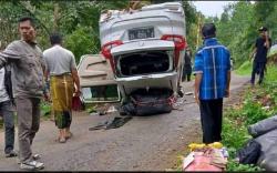 Diduga Ada yang Melepaskan Rem Tangan, Mobil Travel Terguling di Lengkong Sukabumi