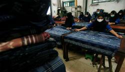 Industri Padat Karya Diprediksi Bakal Kena Badai PHK gegara Permintaan Ekspor Turun