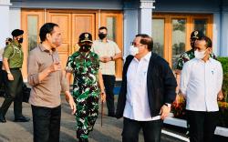 Bergaya Santai Pakai Kaos Berkerah, Jokowi Bertolak ke Bali