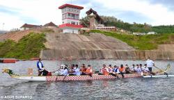 Bak Atlet Dayung, Presiden Jokowi Naik Perahu Naga Keliling Bendungan Ladongi
