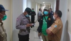 Pasien Omicron Dipaksa Keluar, Petugas Gabungan Kepung Kamar Apartemen di Jakut