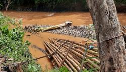 Jembatan Gantung di Sukabumi Roboh lalu Hanyut Terbawa Arus, Akses Warga Terganggu<
