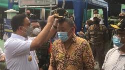 Aktif Sukseskan Vaksinasi Covid-19, Dua Ketua RW di Sunter Agung Dapat Hadiah Topi dari Anies