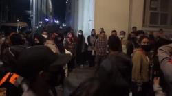 Ribuan Warga dan Wisatawan Berkerumun Dibubarkan Petugas di Bandung