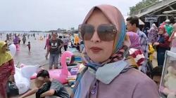 Libur Tahun Baru, Pantai Glayem Indramayu Dibanjiri Ribuan Pengunjung<