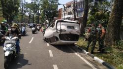 Kronologi MPV Sienta Terbalik seusai Tabrak 2 Motor dan Pohon di Jalan Dago