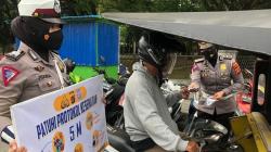 Polwan Polres Gorontalo Kota Bagikan Masker di Pasar Moodu