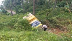 Mesin Mati saat Menanjak, Truk di Sukabumi Terperosok ke Jurang Sedalam 7 Meter<