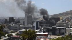 Gedung Parlemen Afsel Kembali Terbakar, Petugas Jinakkan Api dari Udara