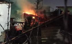 Kebakaran Hanguskan 4 Rumah di Cakung, 21 Jiwa Kehilangan Tempat Tinggal