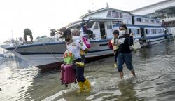 Banjir Rob Rendam Pelabuhan Kali Adem