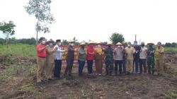Pemkab Bangka Selatan Salurkan Bantuan Bibit Sawit ke Masyarakat<