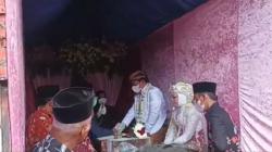 Viral, Pasangan Pengantin di Magelang Menikah di Bak Truk 