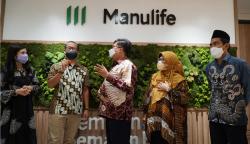 Manulife-IPB Salurkan Wakaf dan Donasi dari Manfaat Polis Asuransi Jiwa Syariah