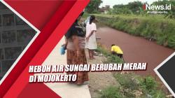 Heboh, Air Sungai Berubah Warna Merah di Mojokerto