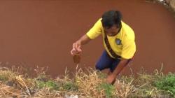 Geger Air  Sungai Ledeng di Mojokerto Berubah Jadi Merah