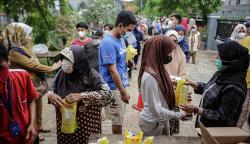 Ratusan Warga Rela Antre Panjang demi Minyak Goreng Rp14.000 per Liter