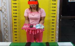 Edarkan Sabu di Rumah, Emak-Emak Ini Ditangkap Polisi Masih Pakai Baju Tidur