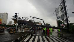 Hujan Deras-Angin Kencang, Baliho Roboh Tutup Jalan Simpang Empat Sleman