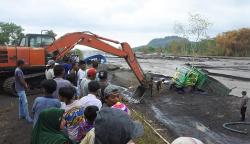 Nekat Menambang Pasir, Truk Terseret Arus Banjir Lahar Hujan Gunung Semeru