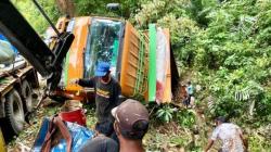  Diduga Rem Blong, Truk Muatan Galon Air di Padang Terjun ke Jurang