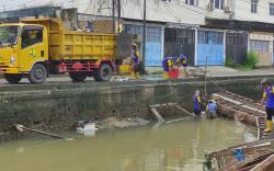 Segini Upahnya, 480 Petugas Dikerahkan Bersihkan Sungai di Palembang 