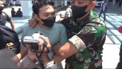 Ditangkap Pomdam, Oknum TNI Ini Diamuk Emak-Emak Korban Penipuan Rp1 Miliar