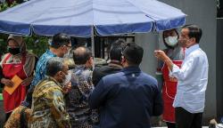 Presiden Jokowi Berdialog dengan Pedagang dan Berikan BLT di Pasar Sederhana