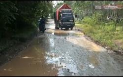 Jalan Menuju Desa Wisata Burai di Ogan Ilir Rusak Parah 