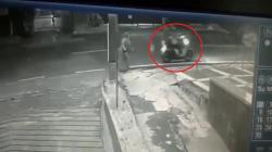 Emak-emak Dijambret di Dipatiukur Bandung, Aksi Pelaku Terekam CCTV<