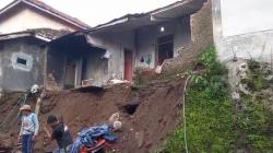 Diguyur Hujan Lebat, Rumah Perangkat Desa Garawastu Majalengka Ambruk<