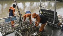 3 Kapal Bantuan dari Jerman Dikerahkan Angkut Sampah di Kali Bekasi
