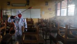 Rutinitas Penyemprotan Disinfektan Antisipasi Penyebaran Covid-19 di Sekolah 