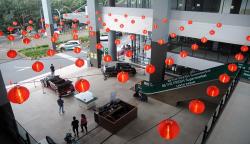 Jelang Imlek, Pusat Perbelanjaan Dihias dengan Lampion<