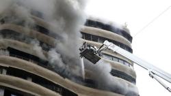 Apartemen 19 Lantai Terbakar Hebat, 6 Orang Tewas 