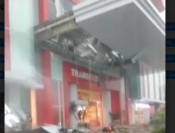 Diterjang Badai, Kanopi Atap Lobby Transmart Cirebon Ambruk Timpa 3 Orang Sekeluarga