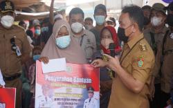 Gubernur Kalteng Serahkan Bantuan Kepada Korban Terdampak Kebakaran
