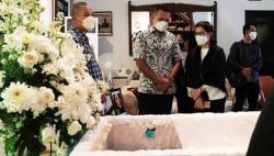 Momen Musa Rajekshah Melayat ke Rumah Nurul Arifin yang Berduka Kehilangan Putrinya Maura