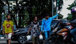 Ketika Pengendara Tidak Peduli dengan Lampu Penyeberangan Pejalan Kaki