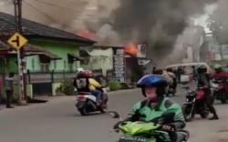 Dikira Bom, Kebakaran Disertai Ledakan Hanguskan 6 Toko Simpang Bombat Palembang 