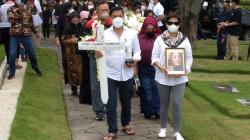 Air Mata Nurul Arifin Lepas Putrinya ke Peristirahatan Terakhir di Sandiego Hills Karawang