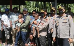 Satgas Damai Cartenz Jalankan Program Kasuari Beri Bantuan Hewan Ternak di Yahukimo