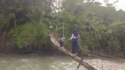 Kisah Warga Cidaun Cianjur Bertaruh Nyawa Lewati Jembatan Gantung Rusak