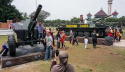 Tank dan Meriam Hibah Korps Marinir Jadi Target Swafoto Warga