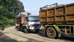Duh, Gaji Sopir Truk Sampah di UPT Kebersihan KBB Dipangkas 50 Persen<